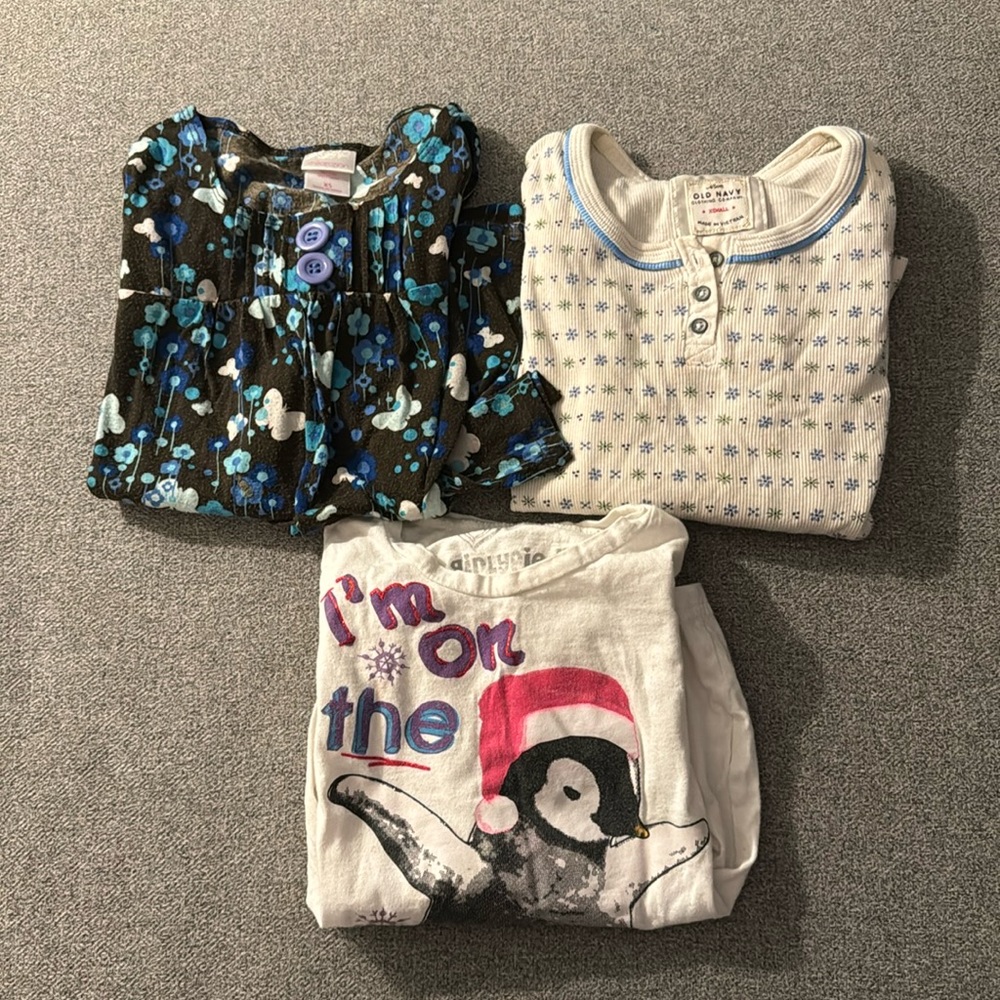 5/$15- Girl’s shirt bundle size XS